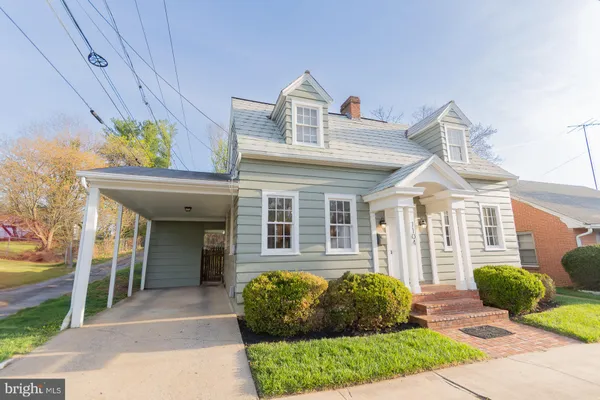 a view of livingroom with furniture
