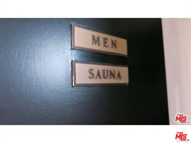 a black and white photo of a building