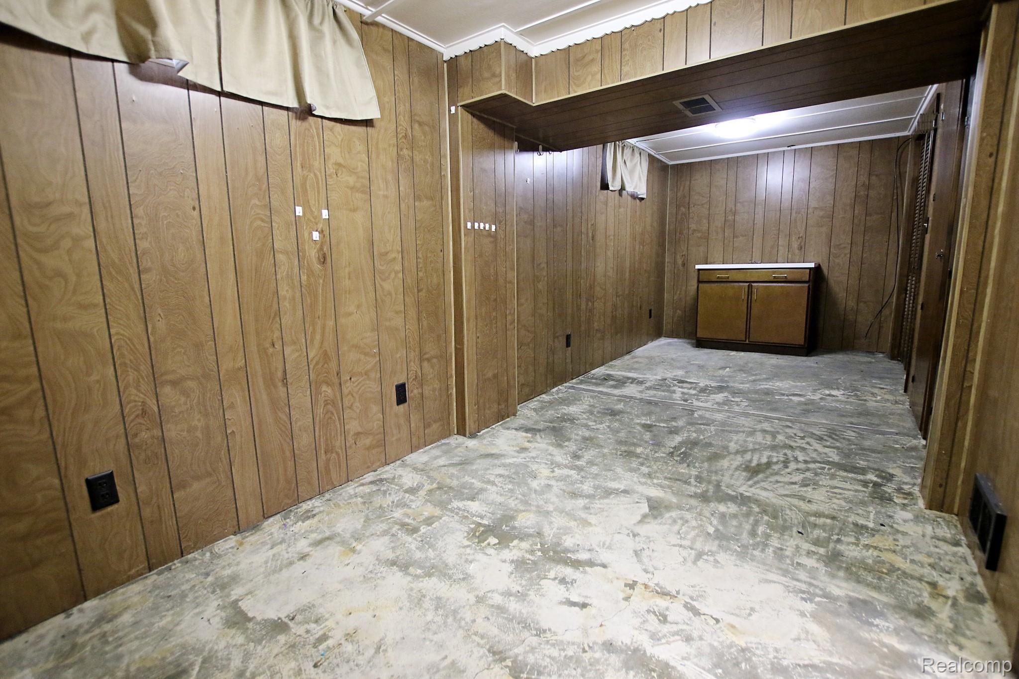 5485 West Carpenter Road Flint, MI 48504 - Photo 39 of 60 39) Lower Level Craft Room 1.jpg