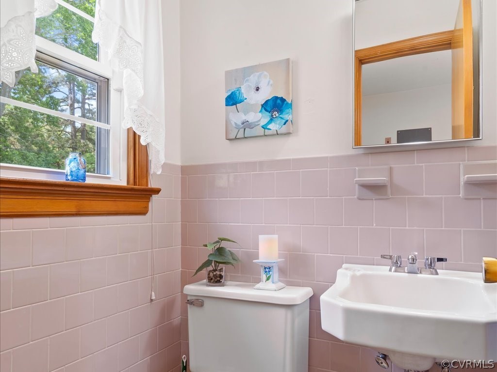 6401 Commander Road Richmond, VA 23224 - Photo 16 of 19 a bathroom with a sink mirror and toilet