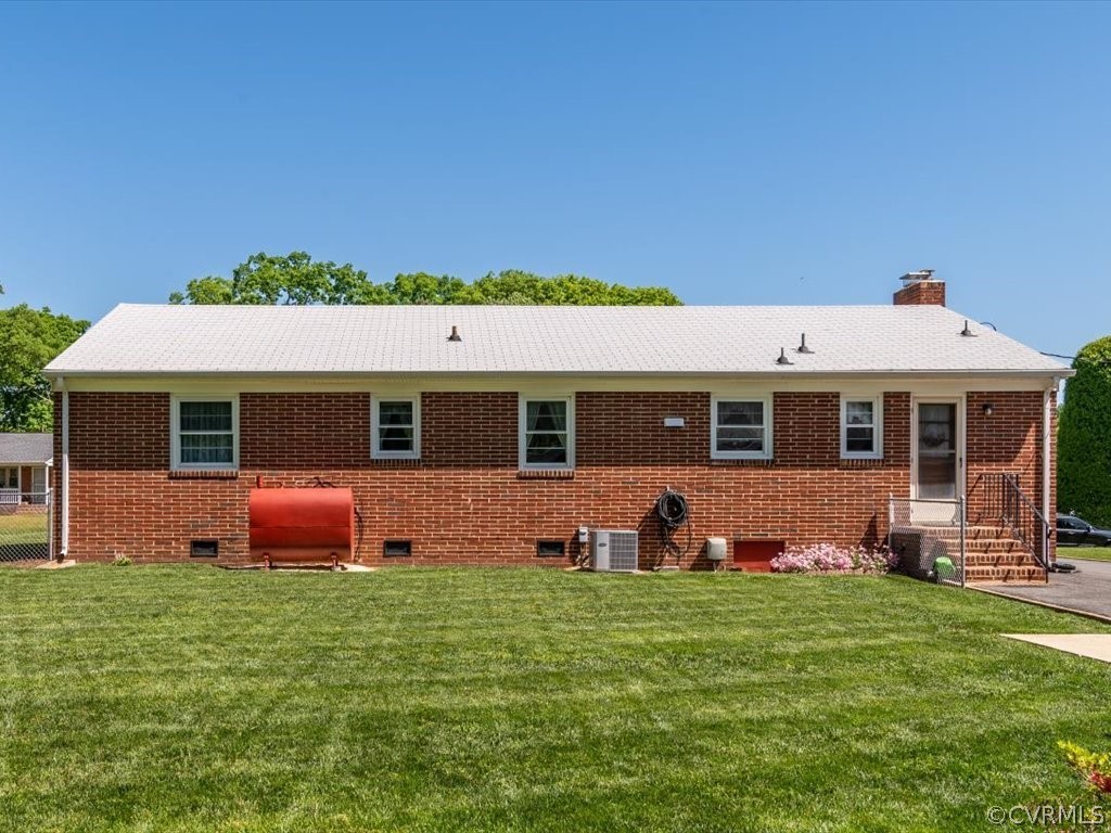 6401 Commander Road Richmond, VA 23224 - Photo 5 of 19 front view of a house with a yard
