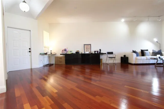 a en suite bathroom with double vanity and a mirror