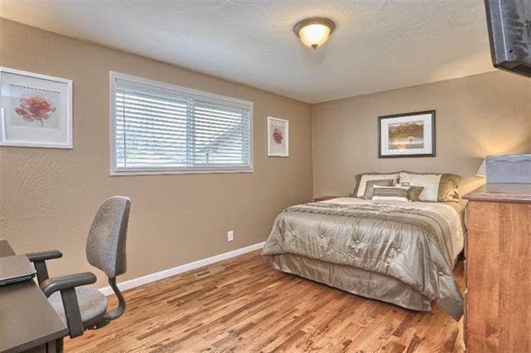 305 South Rose Street Phoenix, OR 97535 - Photo 11 of 35 Master bedroom.