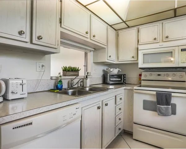 $99,900 | 4705 Northwest 35th Street, Unit 411, Lauderdale Lakes, FL 33319