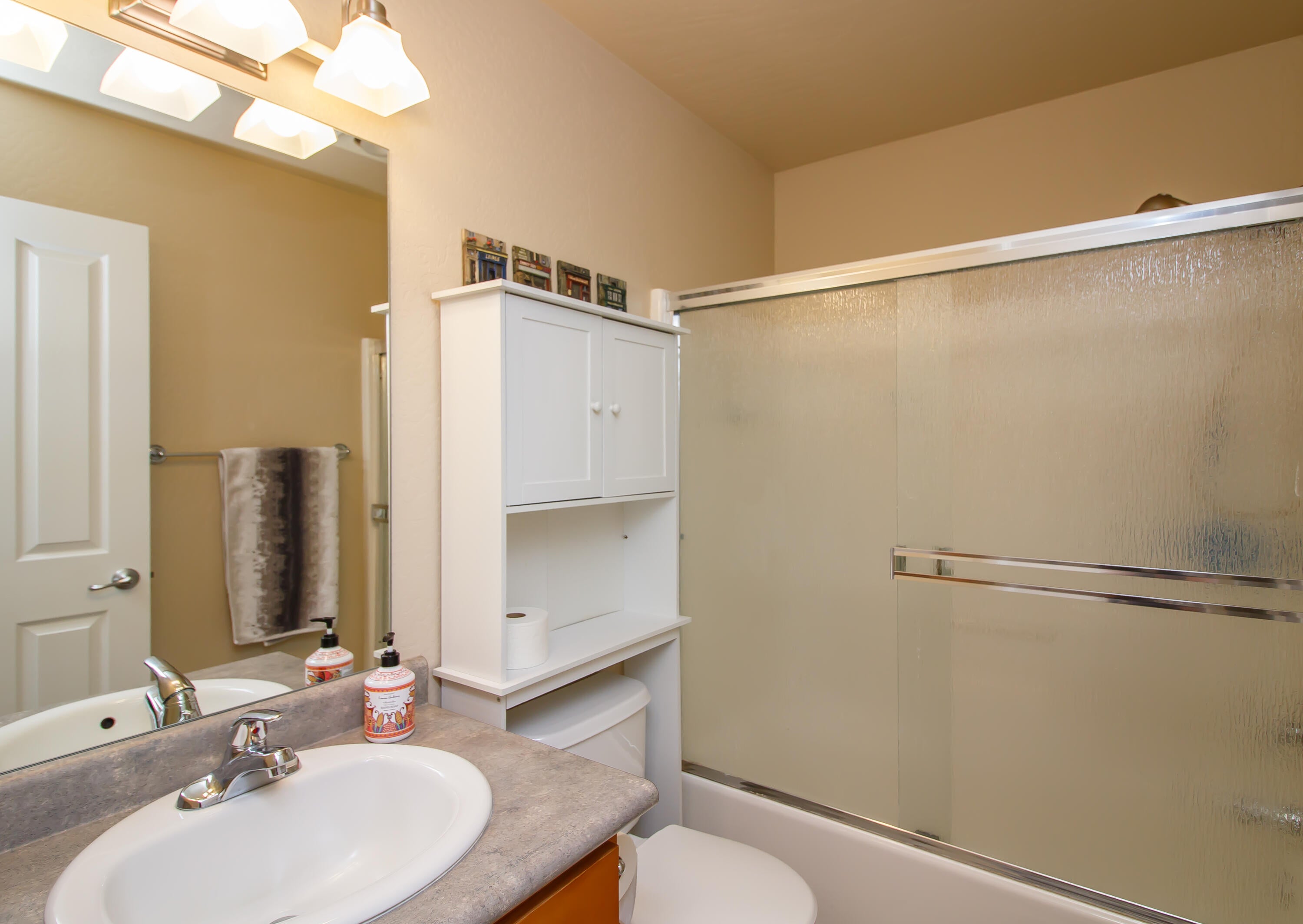304 Live Oak Loop Central Point, OR 97502 - Photo 14 of 21 guest bath