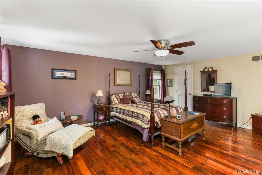 1600 Roslyn Road Grosse Pointe, MI 48236 - Photo 15 of 24 MasterBRfromBA door.jpg