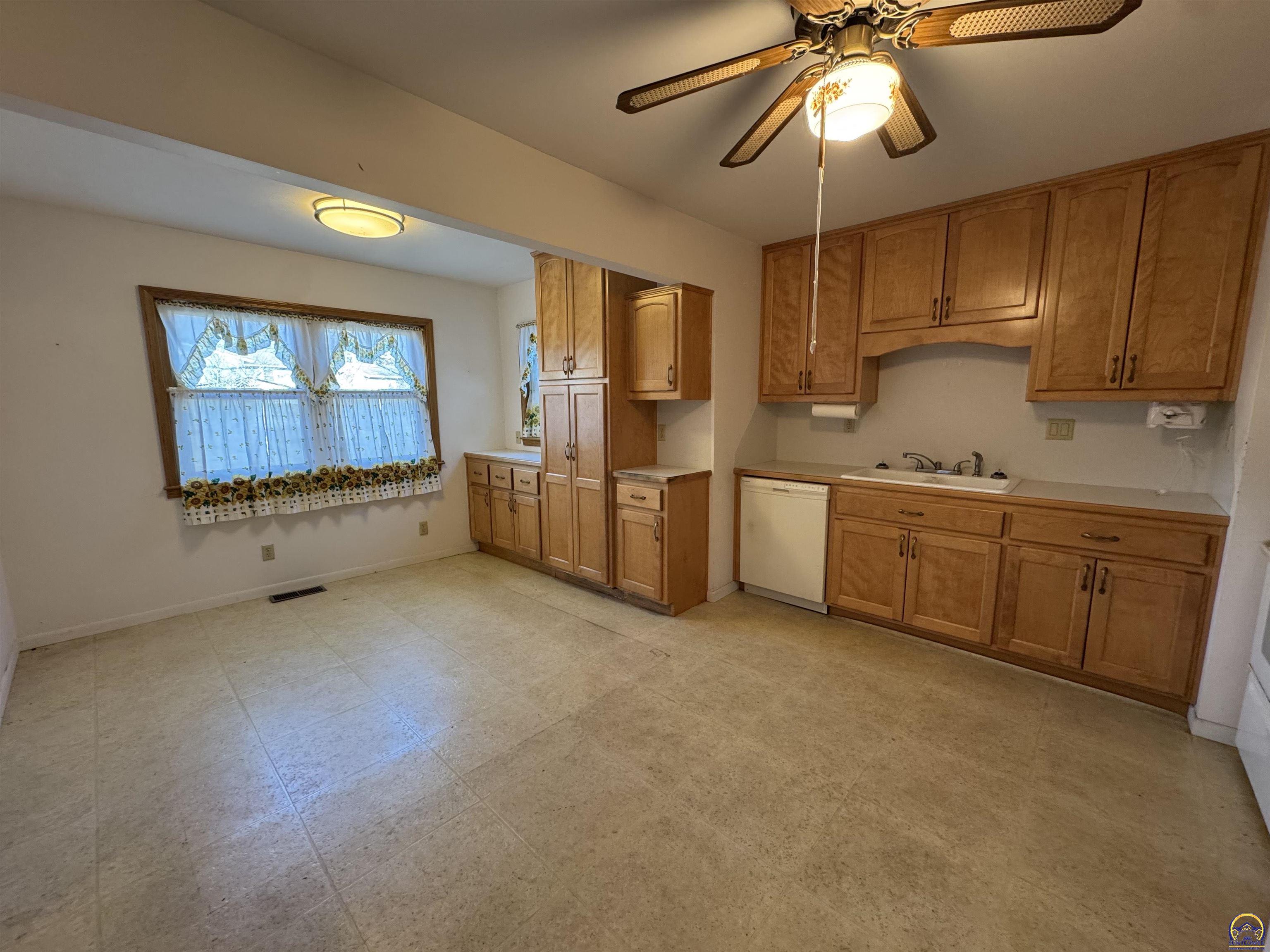 5236 Southwest 27th Street Topeka, KS 66614 - Photo 4 of 21