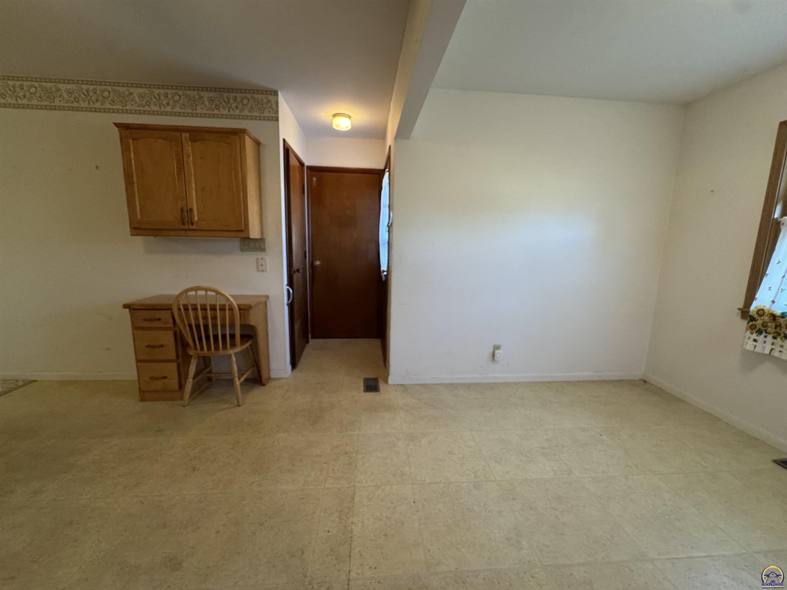 5236 Southwest 27th Street Topeka, KS 66614 - Photo 7 of 21