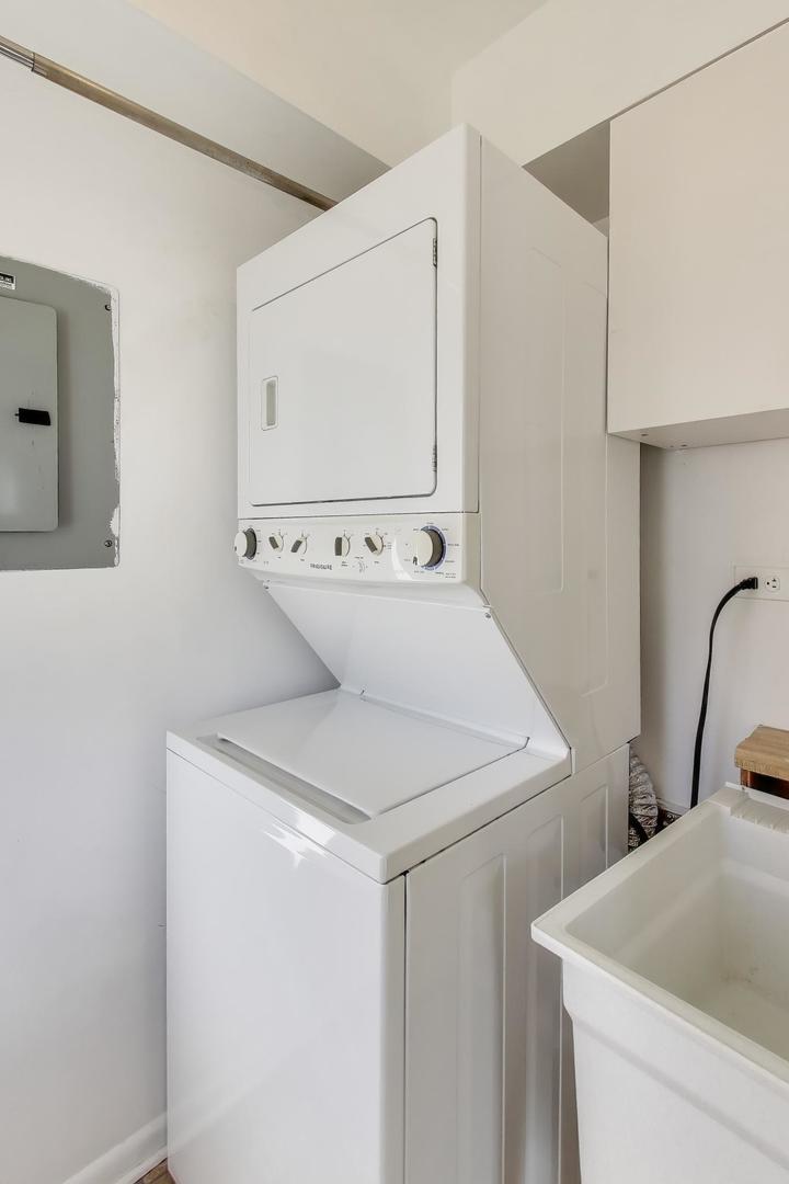 N700 Concord Lane Winfield, IL 60190 - Photo 22 of 31 a utility room with dryer and washer