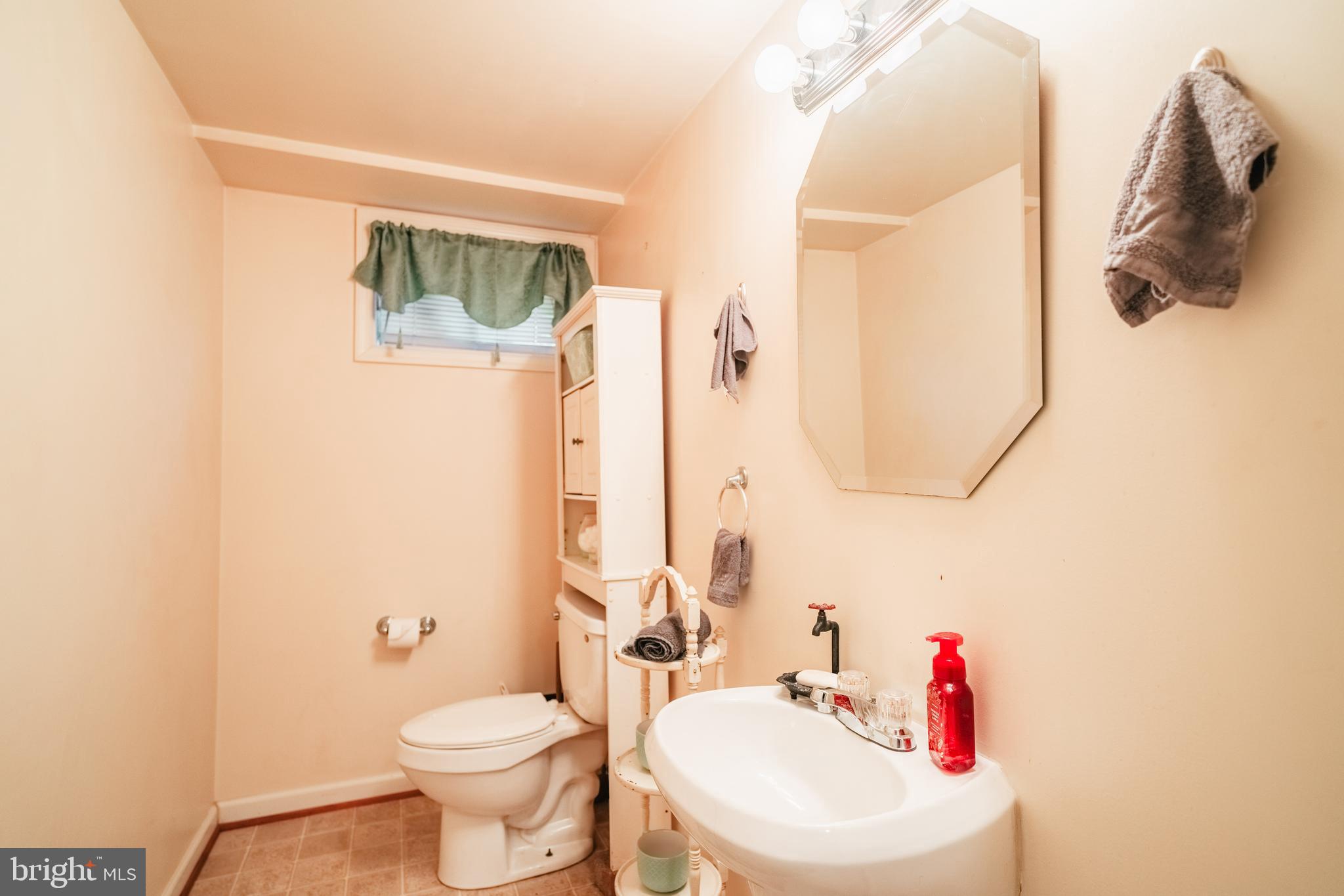 136 Rappahannock Street Warrenton, VA 20186 - Photo 21 of 35 Powder room in lower level