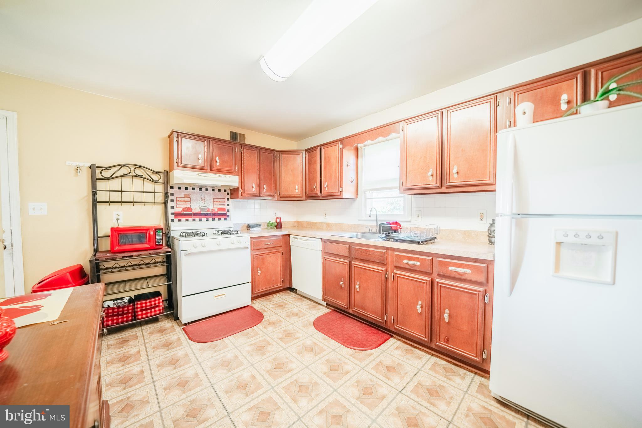 136 Rappahannock Street Warrenton, VA 20186 - Photo 7 of 35 Spacious kitchen