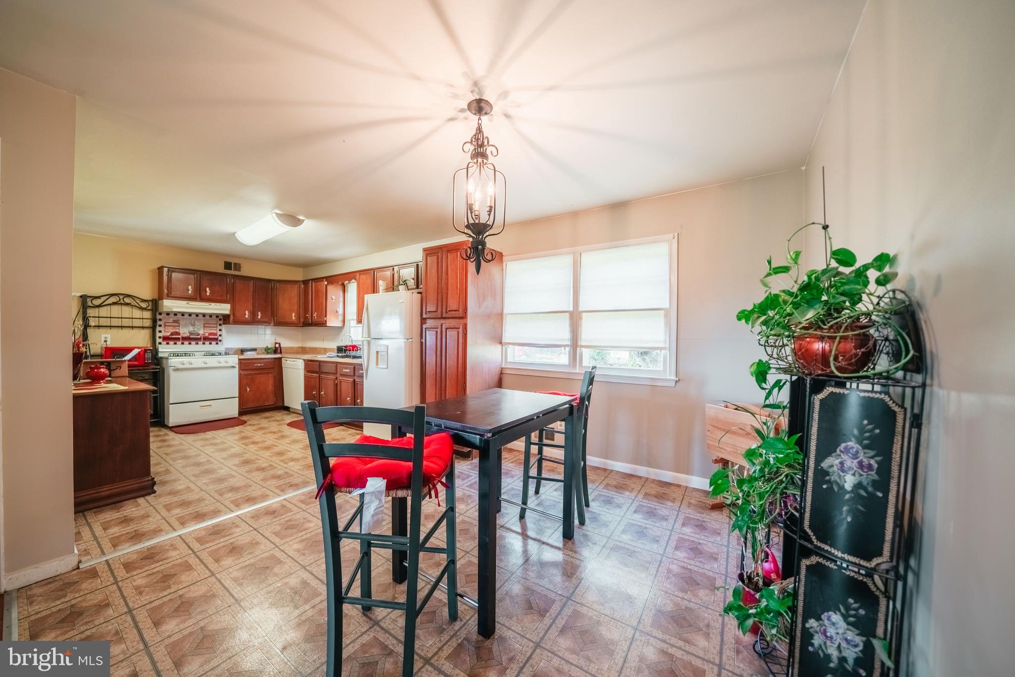 136 Rappahannock Street Warrenton, VA 20186 - Photo 8 of 35 Kitchen/Dining Combination