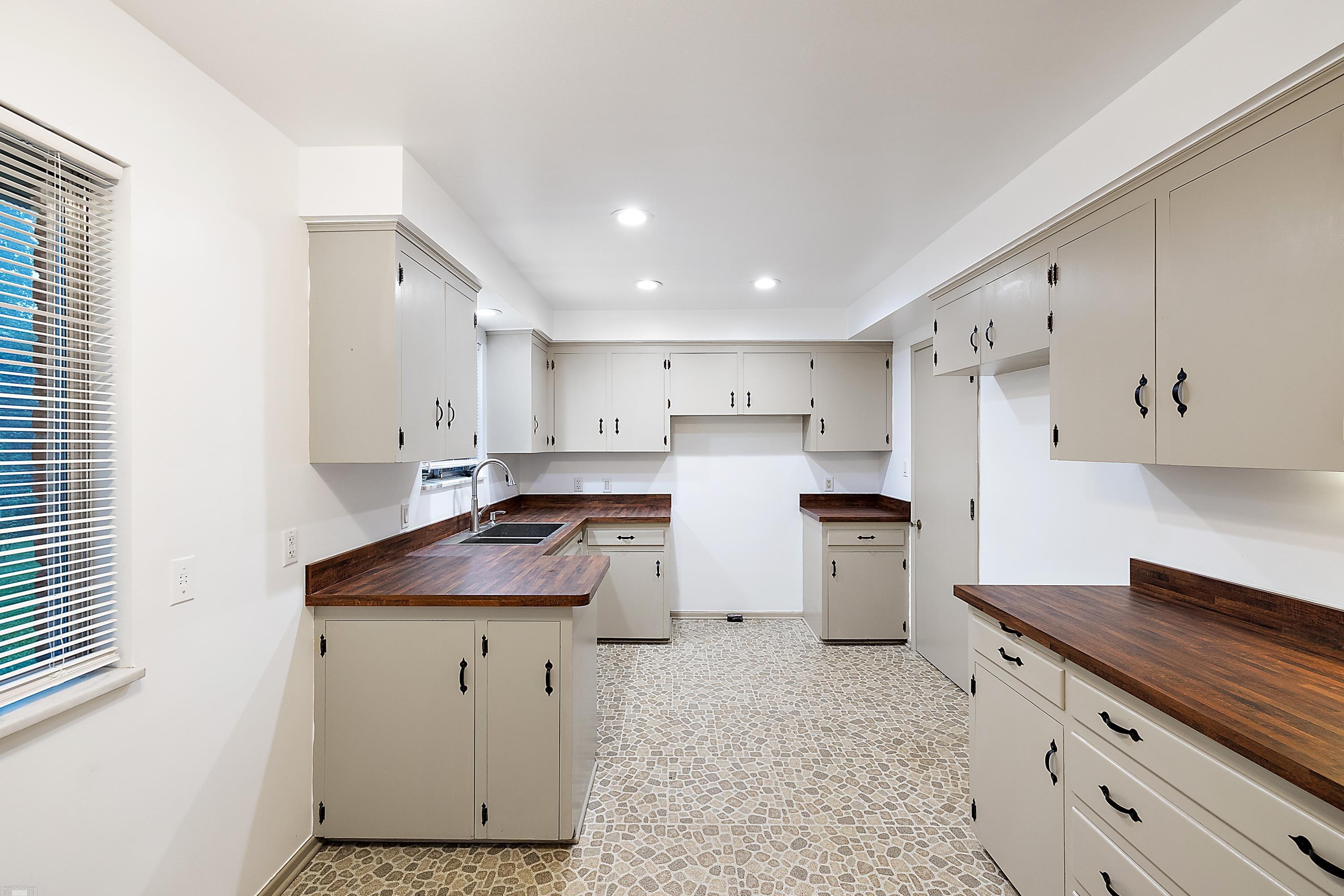 426 Barclay Road Grosse Pointe, MI 48236 - Photo 10 of 38 50119794-9.JPG