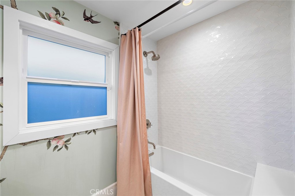 433 Seaward Road Corona del Mar, CA 92625 - Photo 25 of 36 Main floor tub/shower