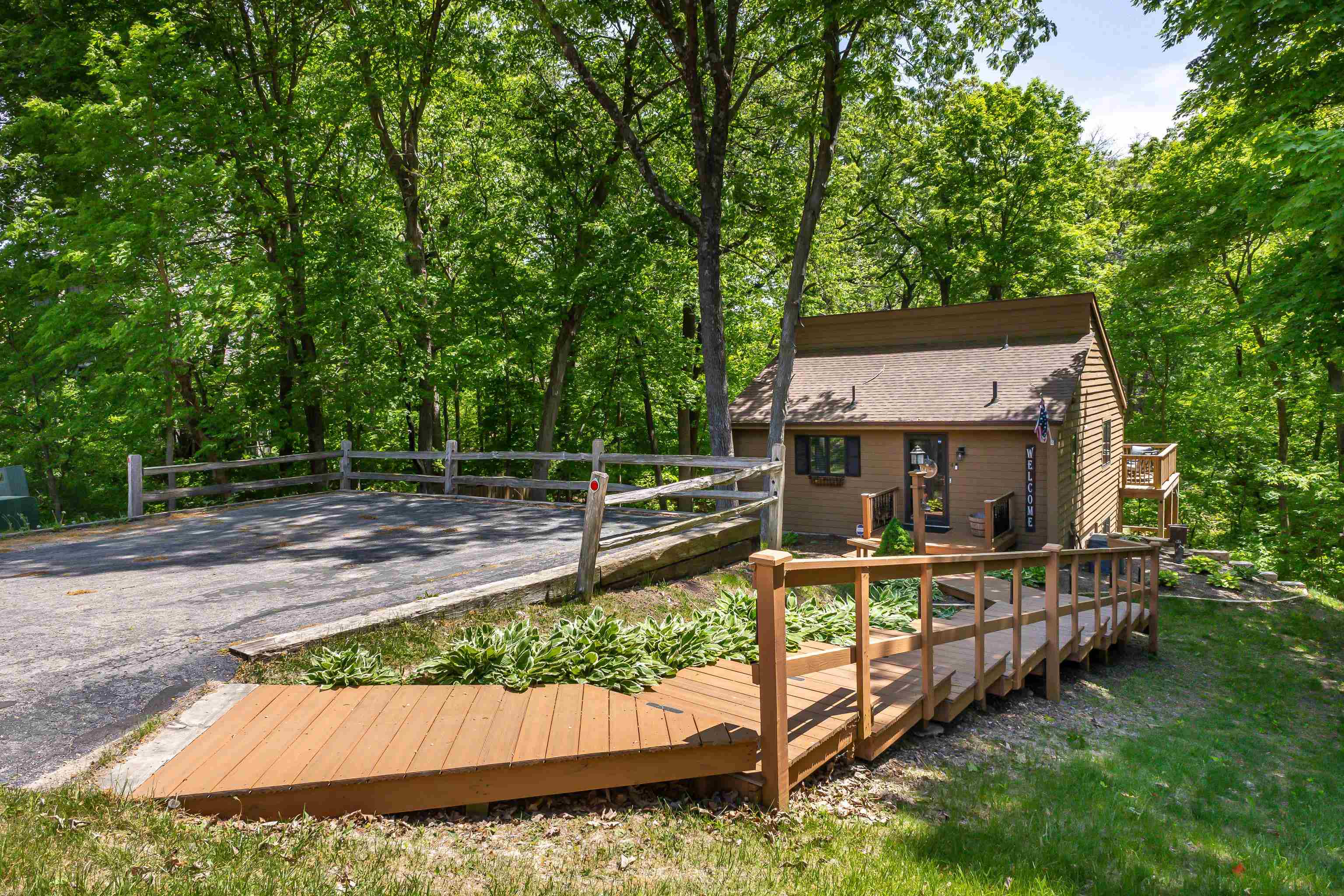 4 Colony Court Galena, IL 61036 - Photo 31 of 32 a view of a small yard in front of a house with wooden fence