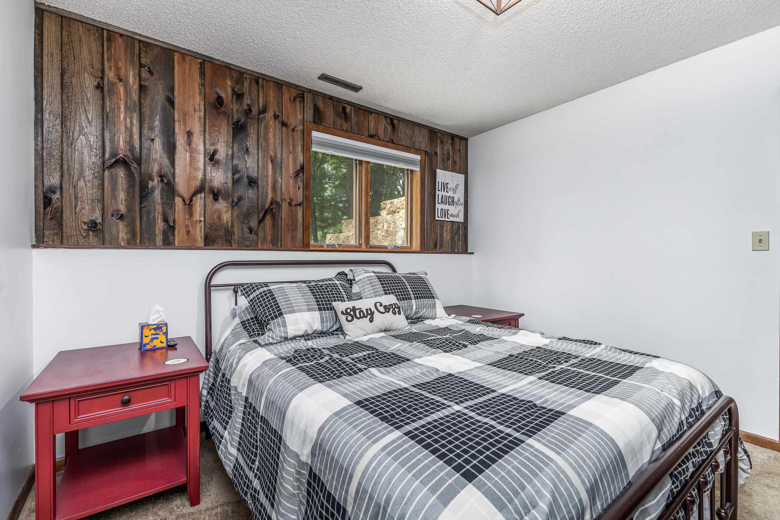 4 Colony Court Galena, IL 61036 - Photo 7 of 32 a bedroom with a bed and a window