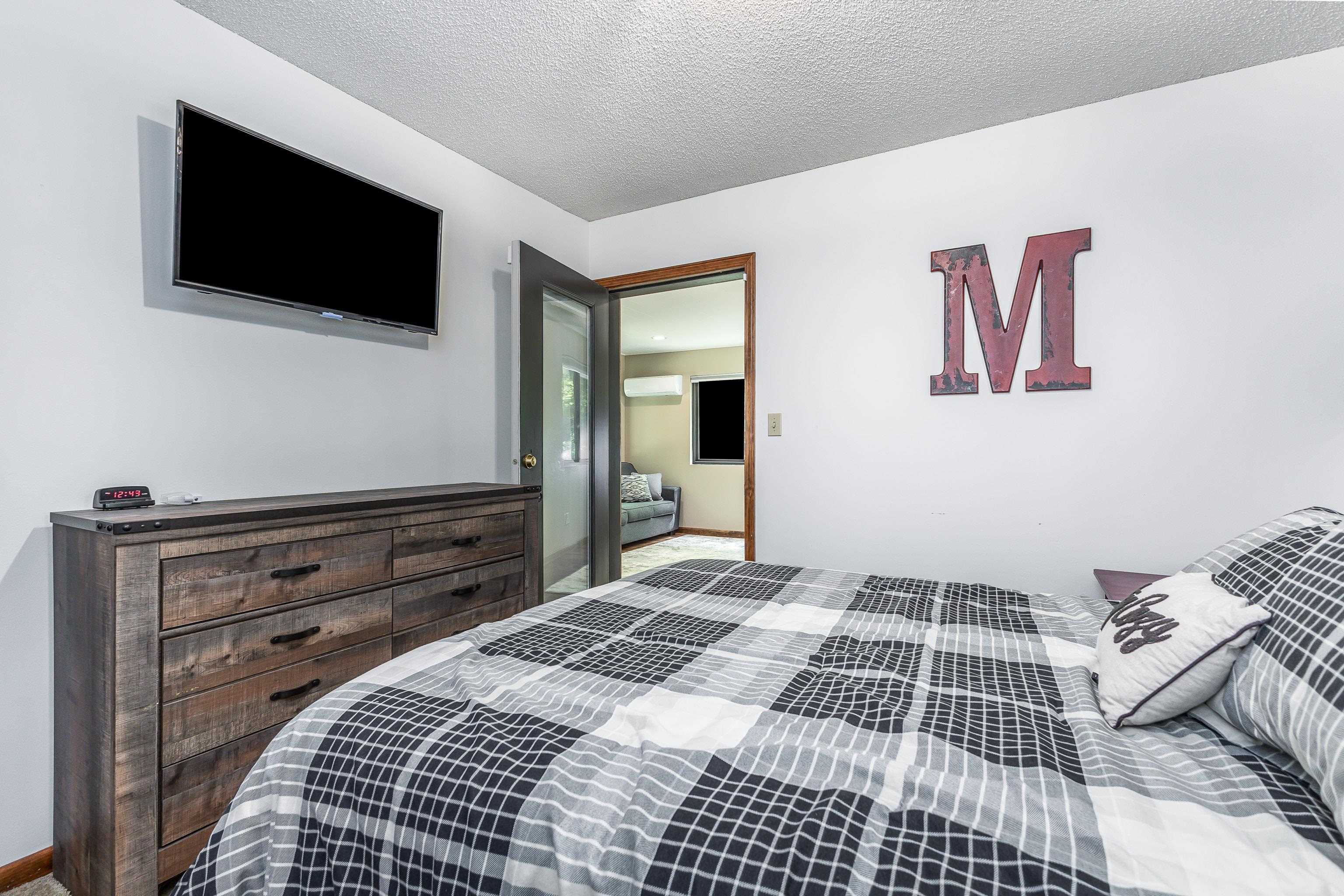 4 Colony Court Galena, IL 61036 - Photo 8 of 32 a bedroom with a bed and a flat screen tv