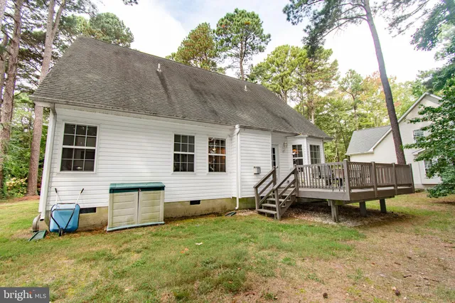 a view of a house with backyard