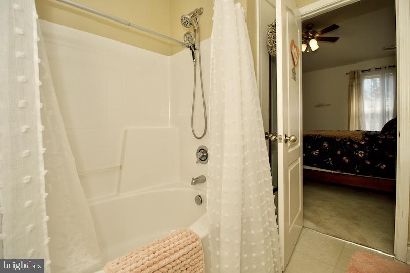 162 Lexington Place Dover, DE 19901 - Photo 30 of 48 a bathroom with a glass shower door