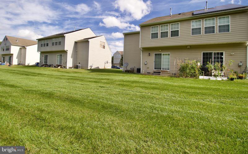 162 Lexington Place Dover, DE 19901 - Photo 43 of 48 a front view of a building with a garden