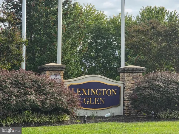a sign that is sitting on the side of a road