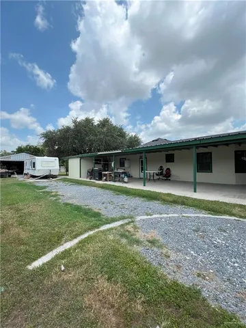 a view of a house with backyard