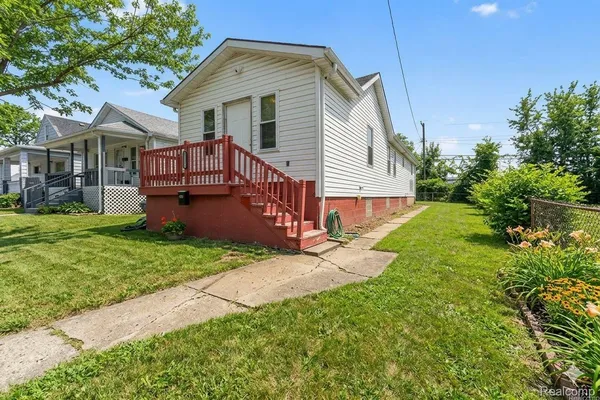 $97,999 | 4262 12th Street, Ecorse, MI 48229