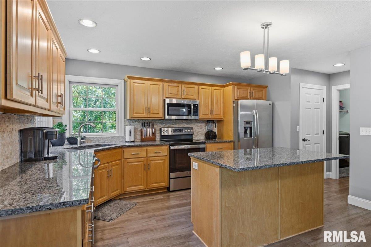 202 Huntington Road Chatham, IL 62629 - Photo 16 of 49