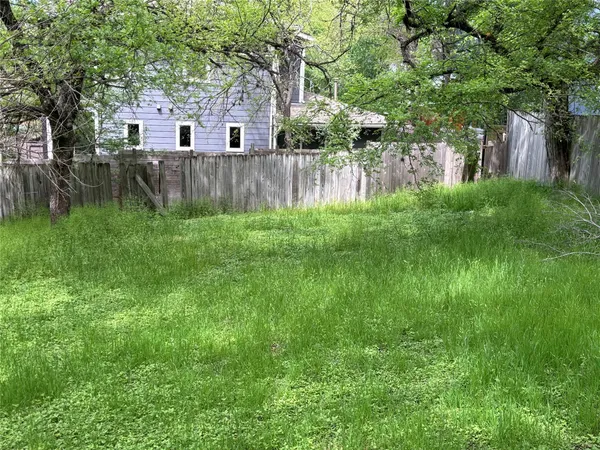 $2,400 | 2906 East 12th Street, Austin, TX 78702