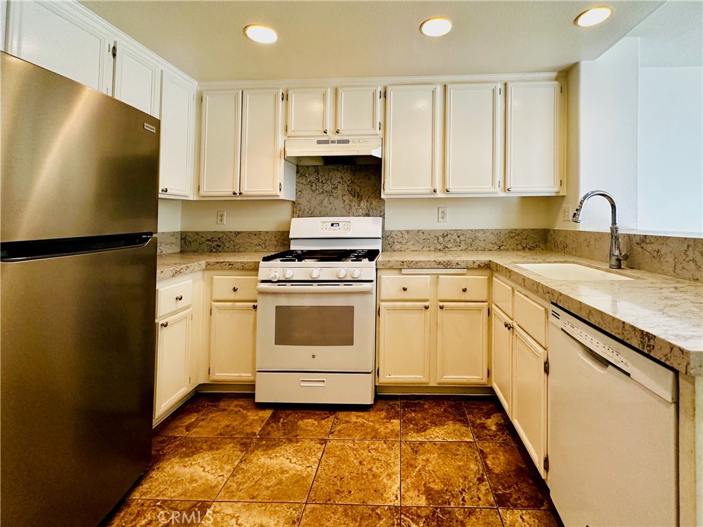 317 Pony Express Road San Dimas, CA 91773 - Photo 11 of 29 Kitchen