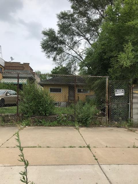 a view of a pathway both side of house