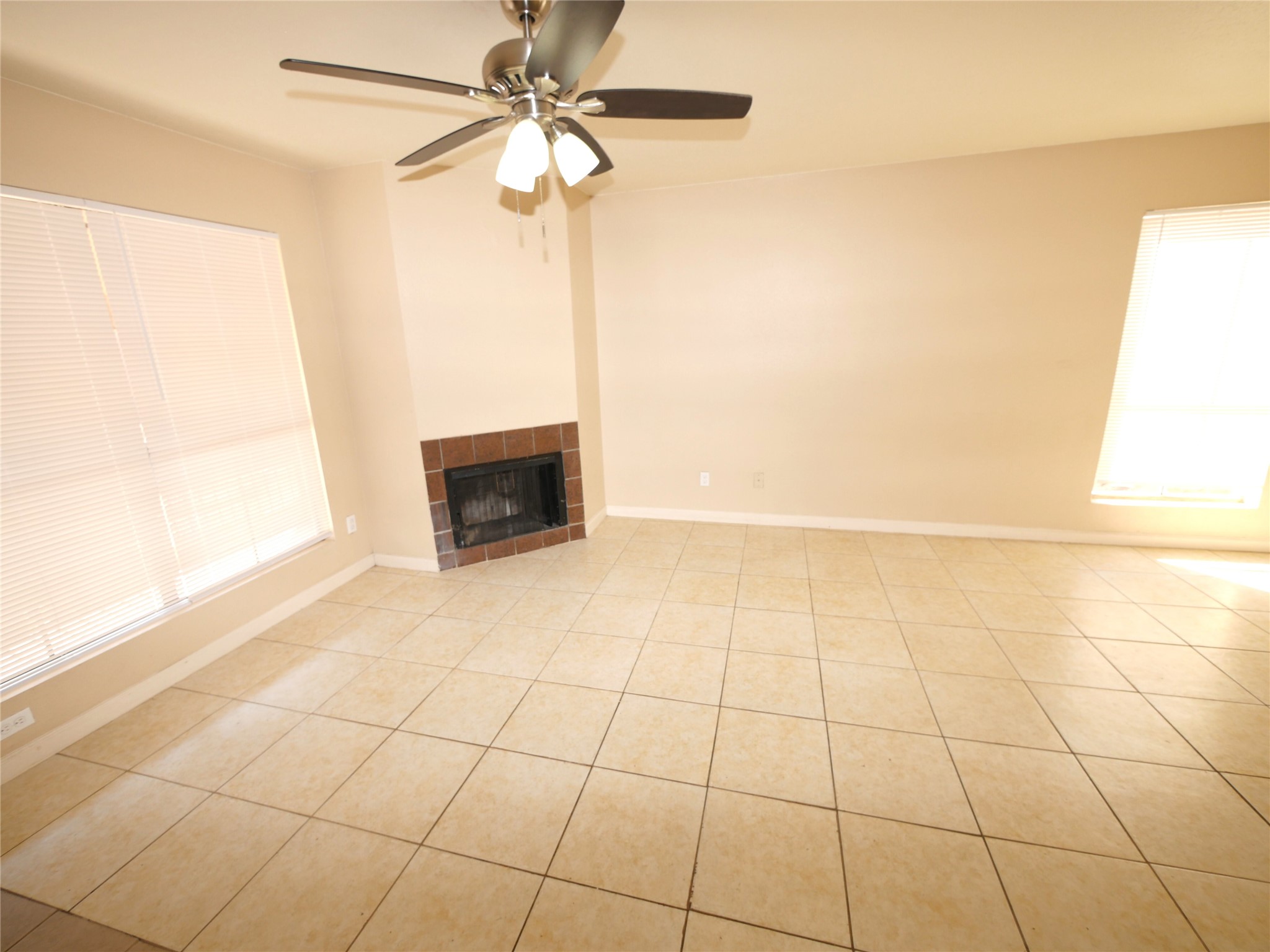 10100 South Gessner Road, Unit 202 Houston, TX 77071 - Photo 3 of 9 a view of an empty room with a window