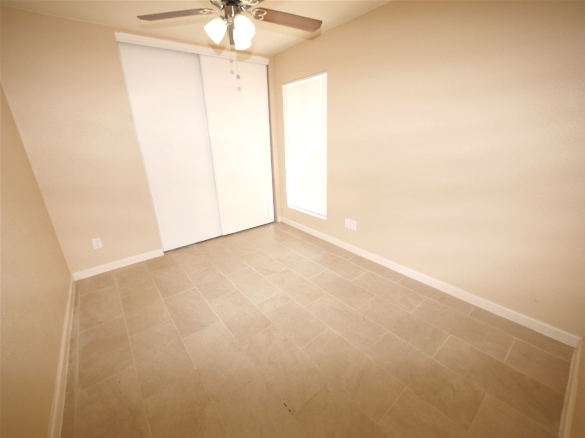 10100 South Gessner Road, Unit 202 Houston, TX 77071 - Photo 5 of 9 an empty room with a chandelier fan