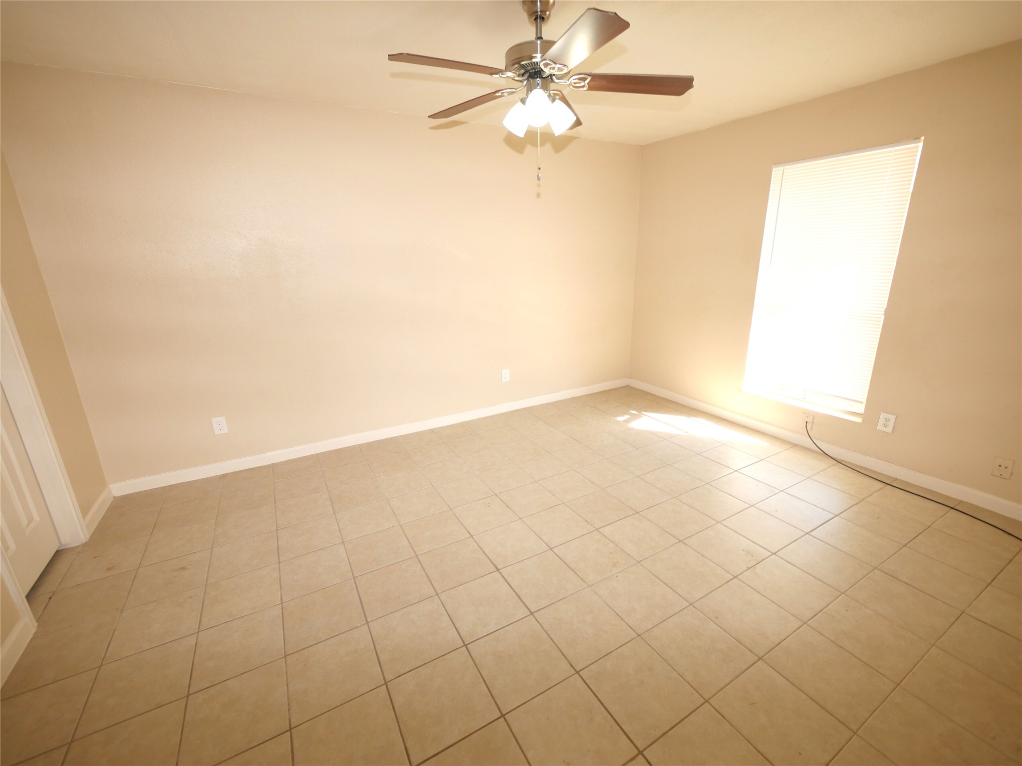10100 South Gessner Road, Unit 202 Houston, TX 77071 - Photo 7 of 9 an empty room with a ceiling fan and a window