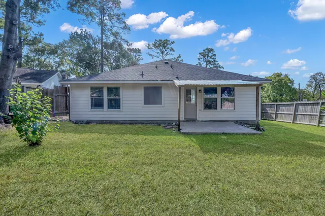 a view of a house with backyard