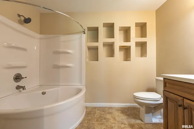 $305,000 | 1001 Wigwam Hollow Road, Macomb, IL 61455