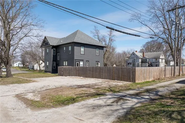 $469,000 | 200 East Berry Street, Hamilton, MO 64644