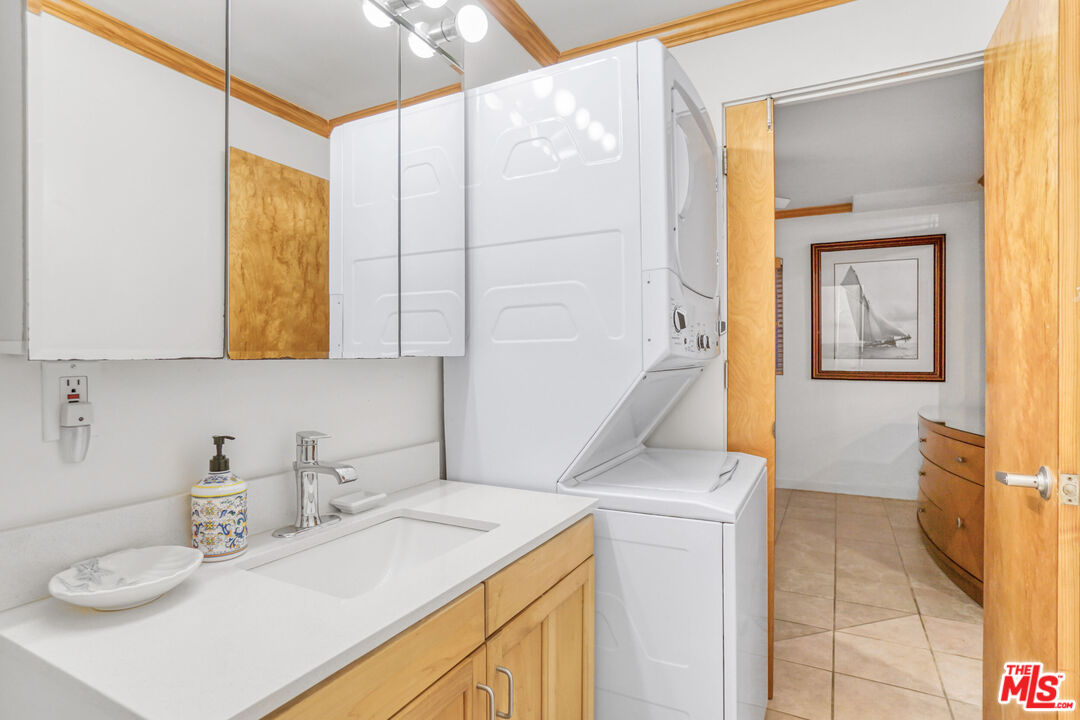 120 Fleet Street, Unit C Marina del Rey, CA 90292 - Photo 12 of 23 a bathroom with a sink and a mirror