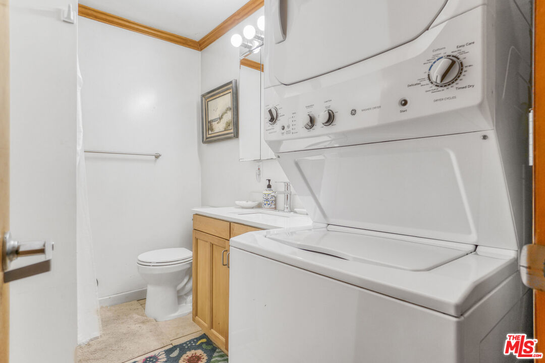 120 Fleet Street, Unit C Marina del Rey, CA 90292 - Photo 18 of 23 a utility room with dryer and washer
