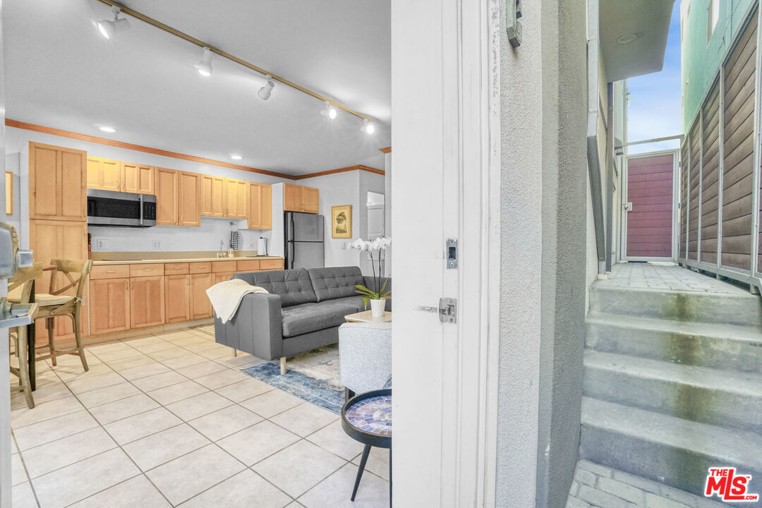 120 Fleet Street, Unit C Marina del Rey, CA 90292 - Photo 2 of 23 a living room with furniture and a large window