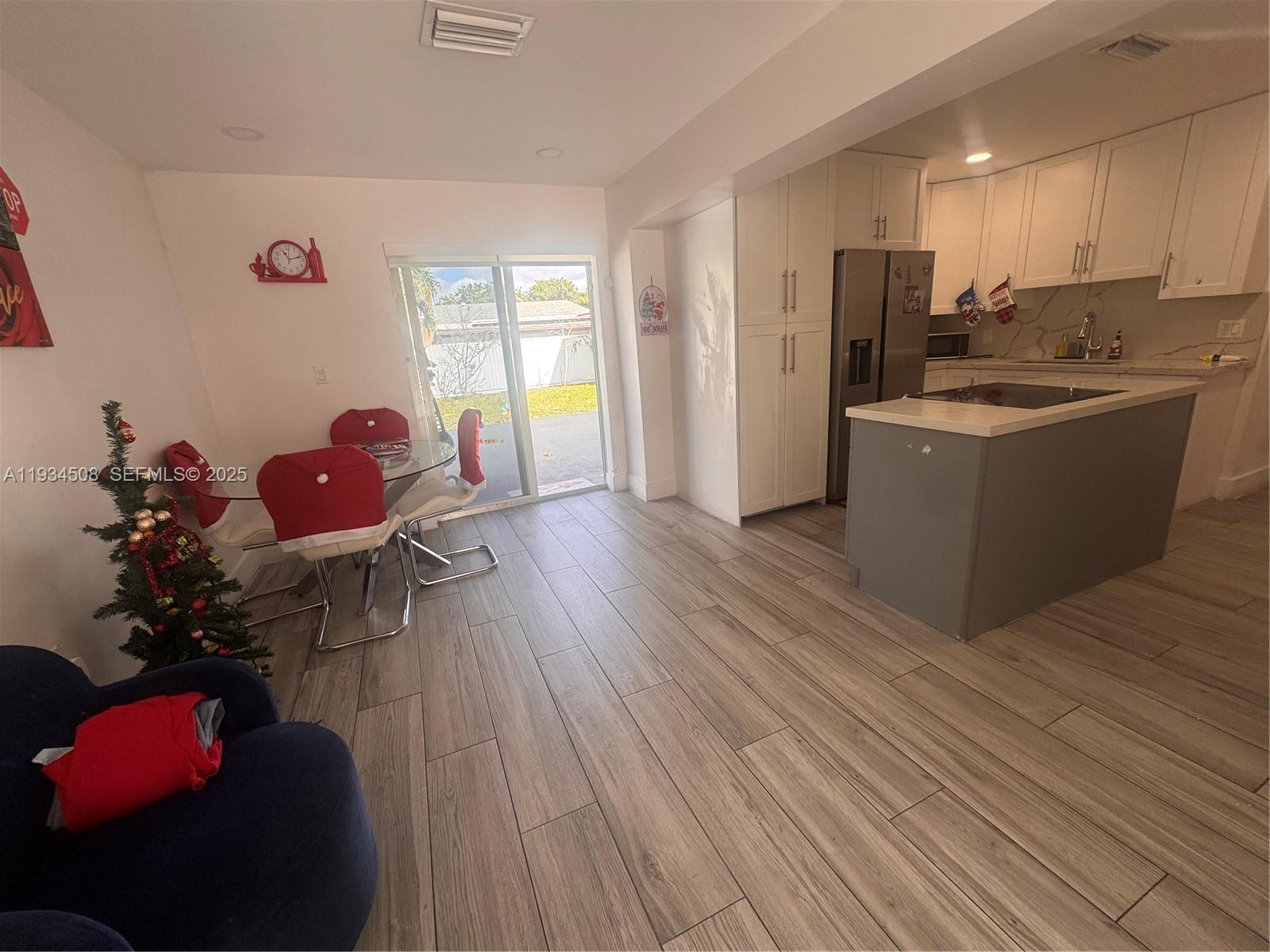 8935 Southwest 38th Street Miami, FL 33165 - Photo 4 of 14