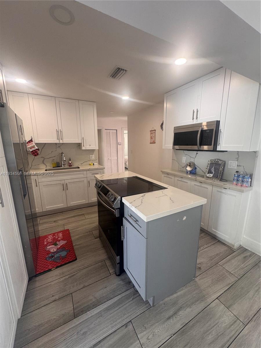 8935 Southwest 38th Street Miami, FL 33165 - Photo 6 of 14