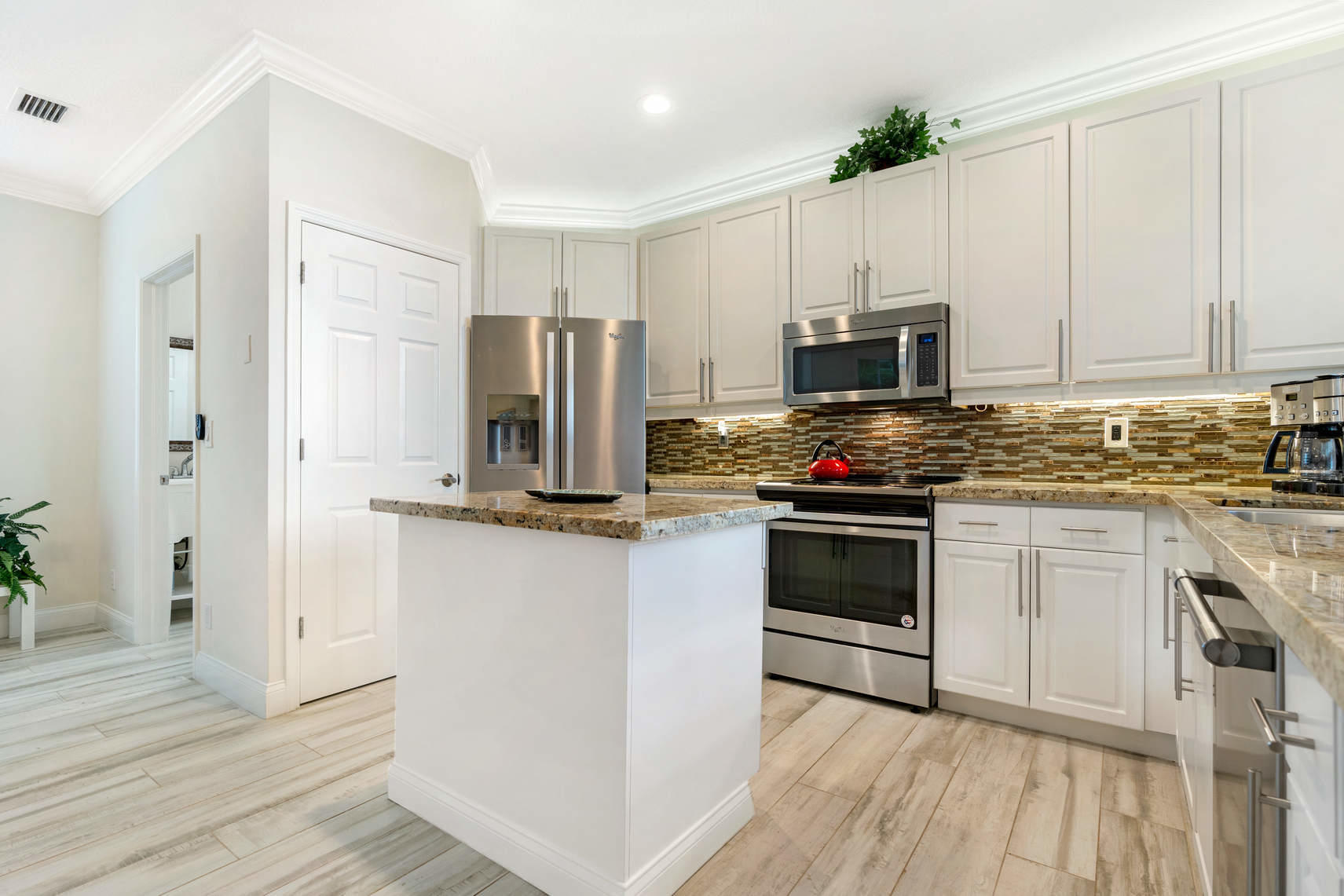 23443 Water Circle Boca Raton, FL 33486 - Photo 3 of 20 Light and Bright