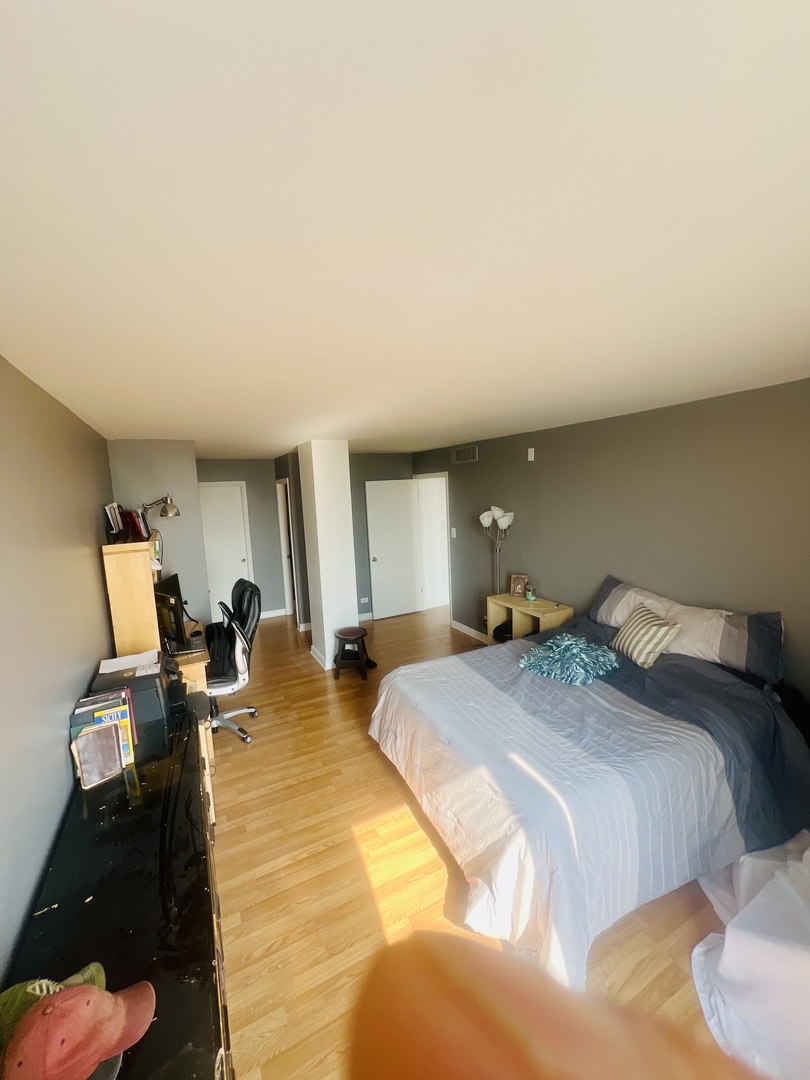 465 West Dominion Drive, Unit 1302 Wood Dale, IL 60191 - Photo 7 of 19 a bed room with a bed and dresser