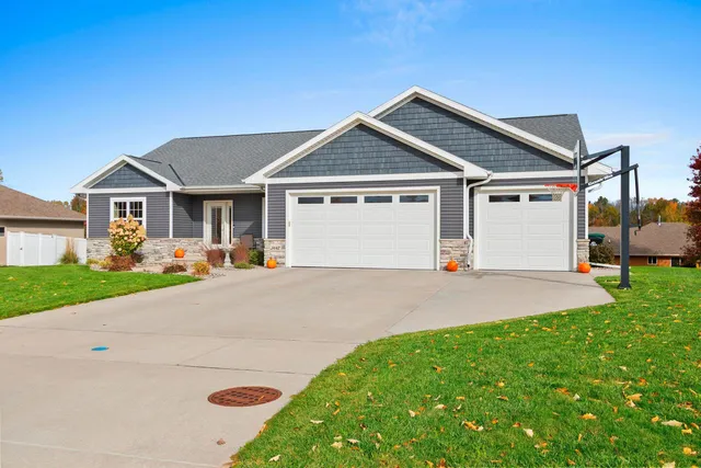 $649,900 | 3442 Leeds Castle Drive, Green Bay, WI 54313