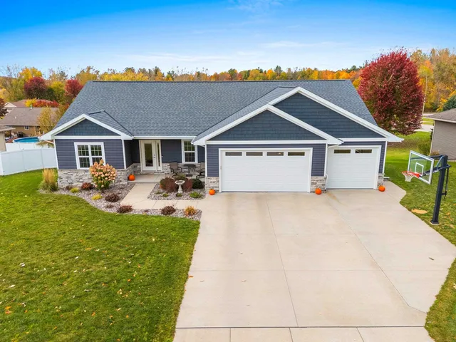 $649,900 | 3442 Leeds Castle Drive, Green Bay, WI 54313