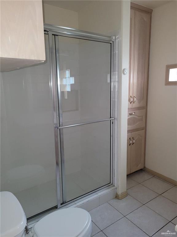 6804 North 8th Street McAllen, TX 78504 - Photo 8 of 11 a bathroom with a glass shower door