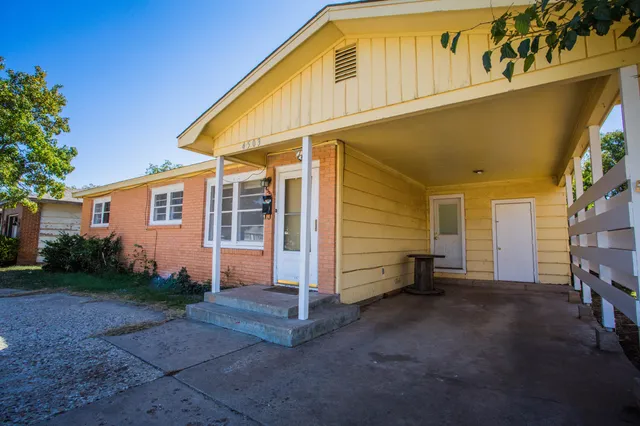 a view of a house with backyard