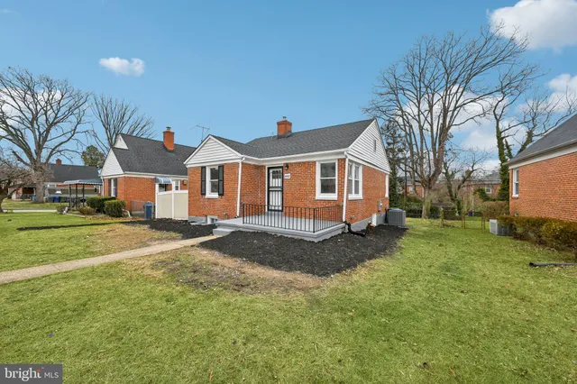 a view of a yard in front of a house
