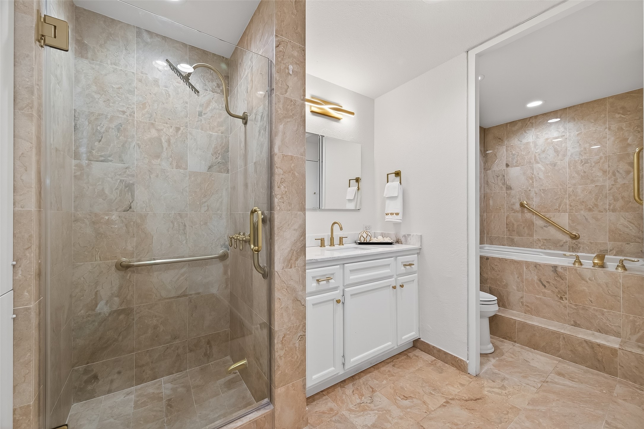 2016 Main Street, Unit 3 Houston, TX 77002 - Photo 11 of 36 Primary Bath with Separate Shower and Tub
